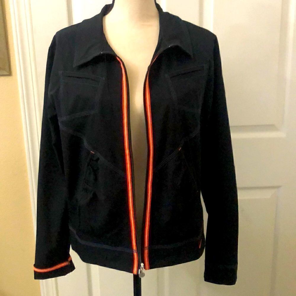 Nike womens black athletic activewear. 4 front pockets size XL